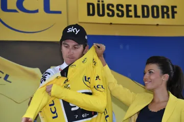 Geraint Thomas obléká poprvé v kariéře žlutý dres