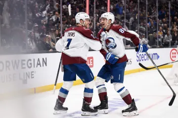 Martin Nečas gratuluje Devonu Toewsovi