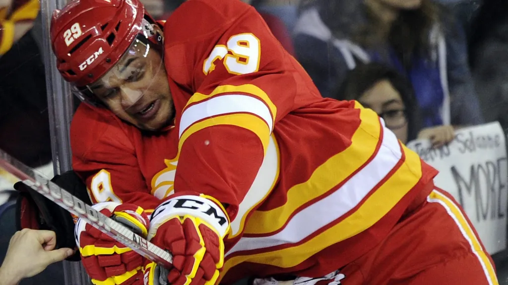 Akim Aliu v dresu Calgary