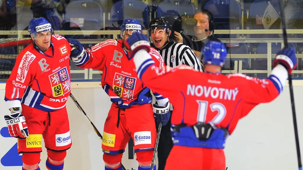 Petr Hubáček, Zbyněk Irgl a Jiří Novotný se radují z gólu