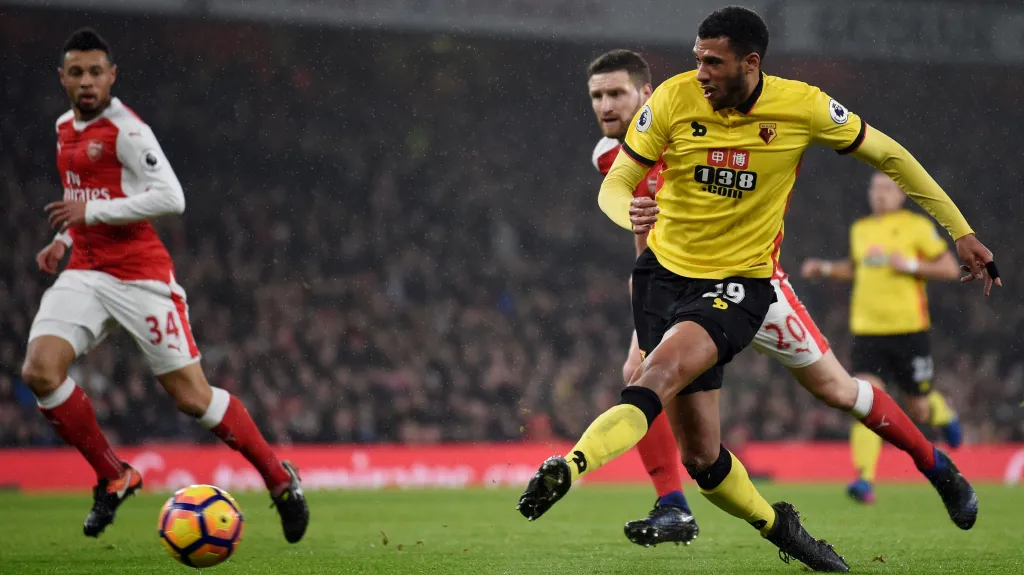 Etienne Capoue z Watfordu v akci proti Arsenalu