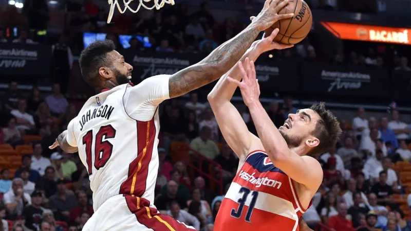 James Johnson blokuje Tomáše Satoranského