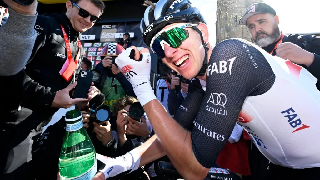 Tadej Pogačar se raduje z vítězství na Valonském šípu