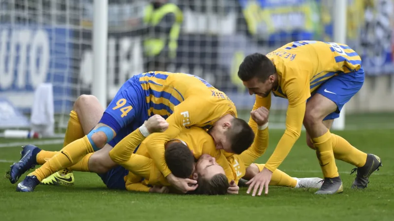 Fotbalisté SFC Opava oslavují gól