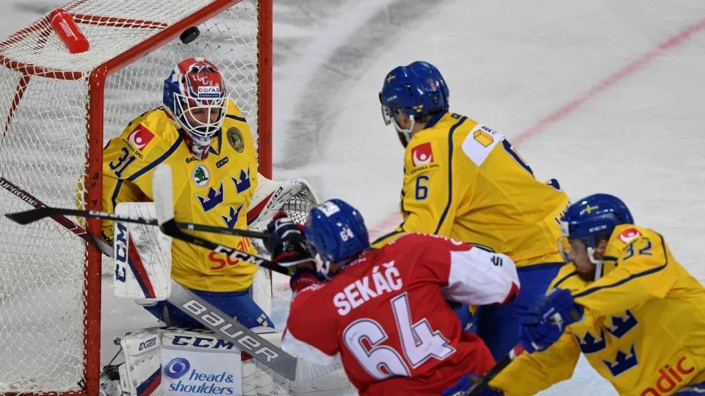 Jiří Sekáč střílí na branku Švédů