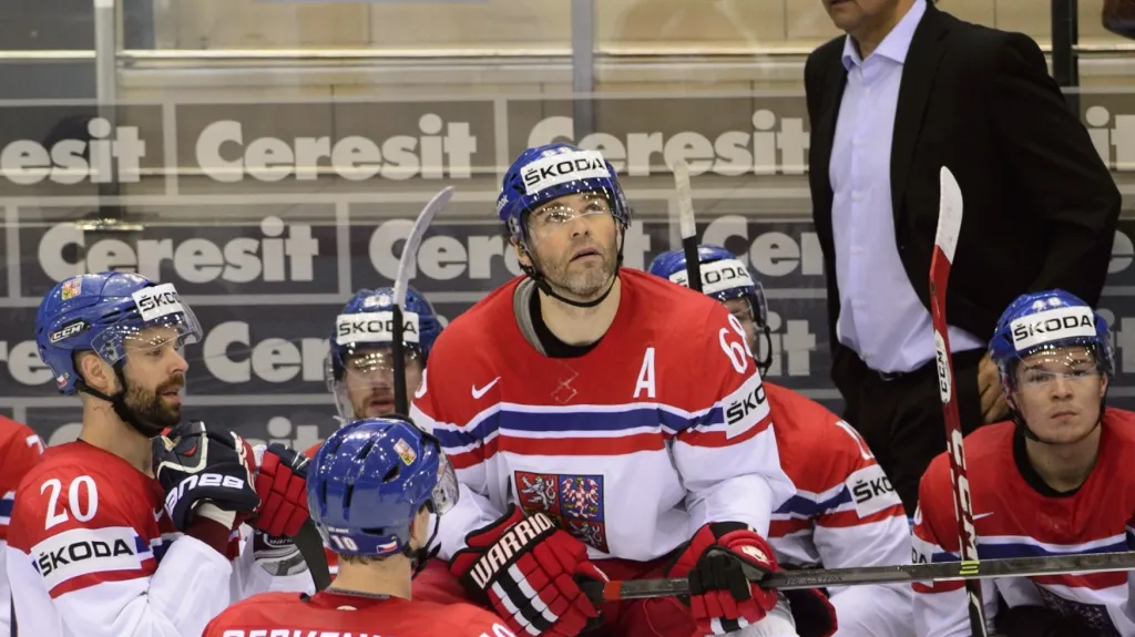 Jaromír Jágr sleduje časomíru v duelu s Itálií