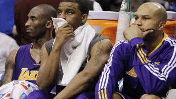 Lavička Lakers po prohře s Dallasem