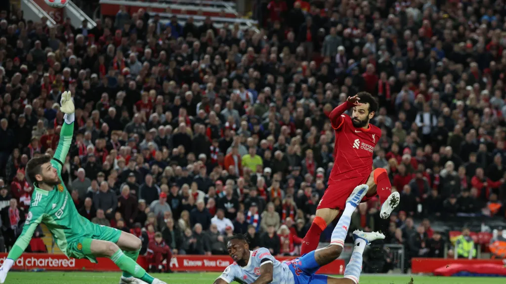 Mohamed Salah z Liverpoolu překonává obranu Manchesteru United