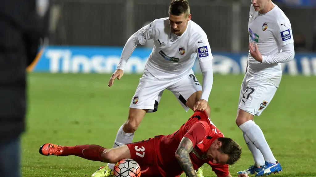 Lukáš Hejda z Plzně (v bílém) bojuje o míč s brněnským Jakubem Řezníčkem