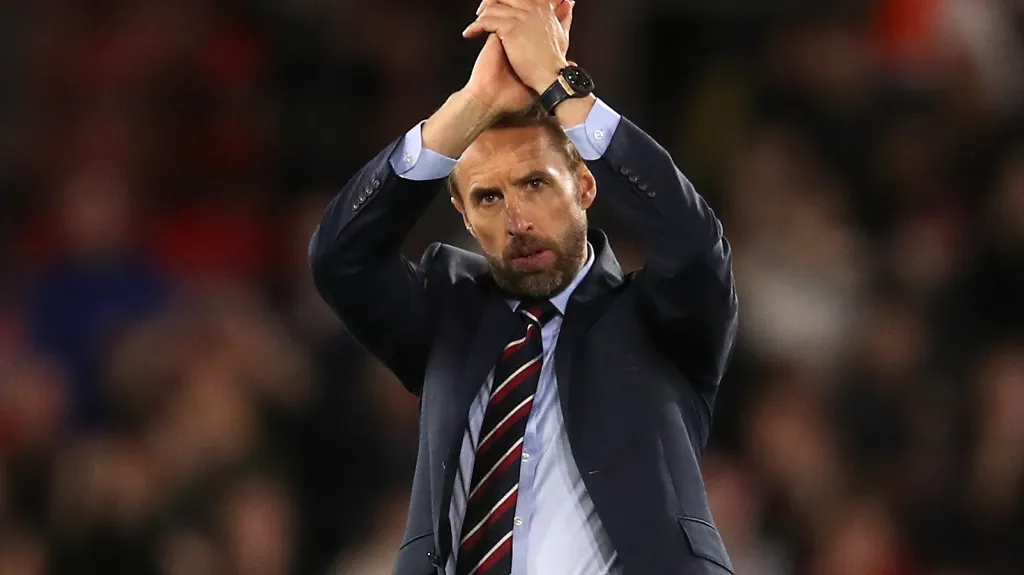 Trenér Anglie Gareth Southgate děkuje fanouškům po utkání s Kosovem