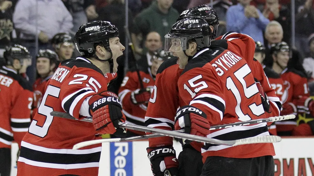 Petr Sýkora se raduje se spoluhráči