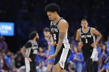 Dylan Harper ze San Antonia slaví postup do finále NBA