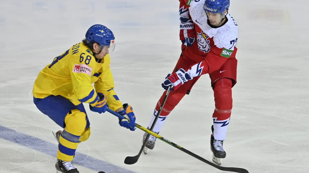 Victor Olofsson a Filip Chytil proti sobě