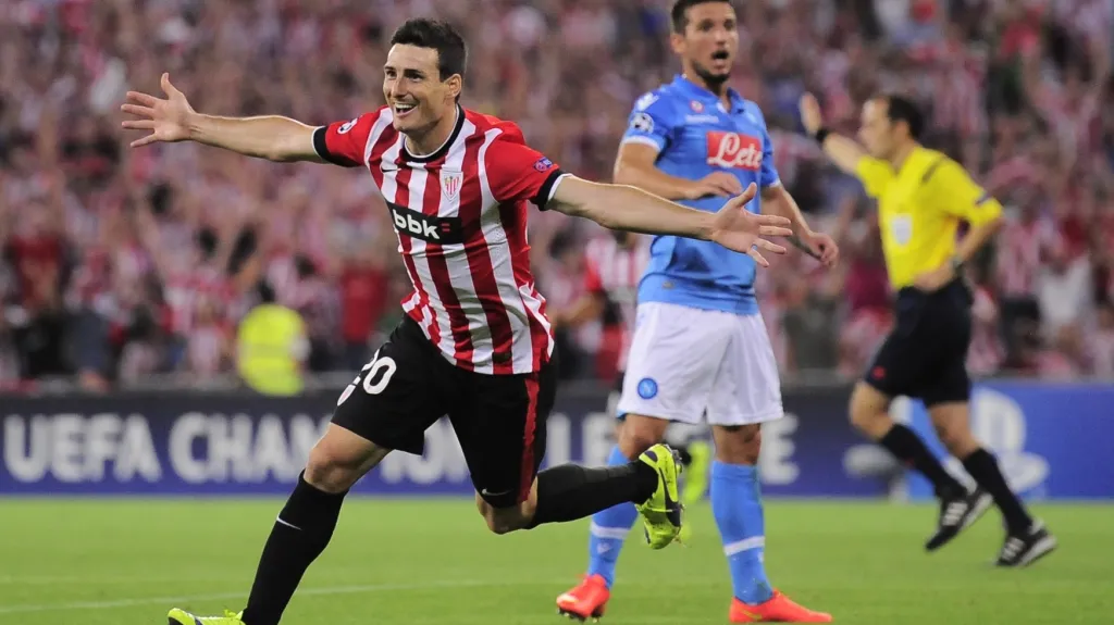 Útočník Athletica Bilbao Aritz Aduriz slaví branku v síti Neapole 