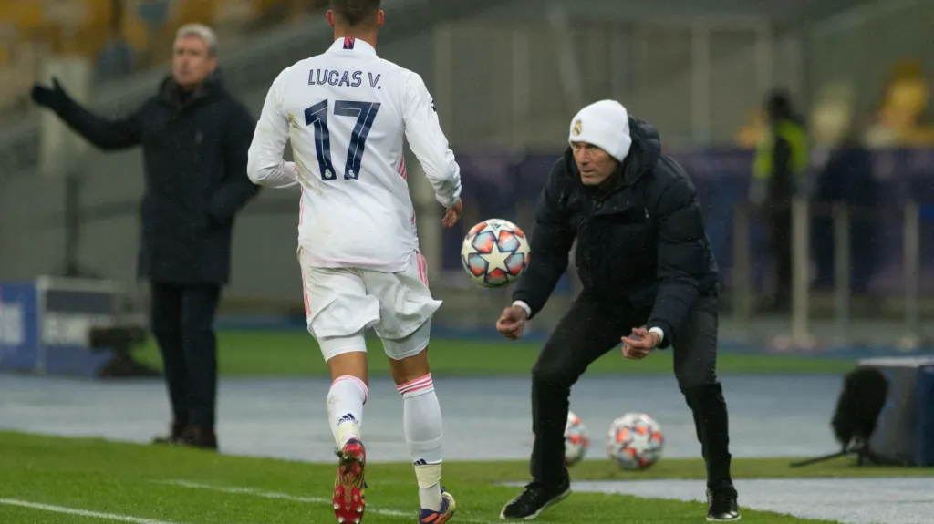 Kouč Realu Madrid Zinédine Zidane se snaží rychle vrátit míč do hry