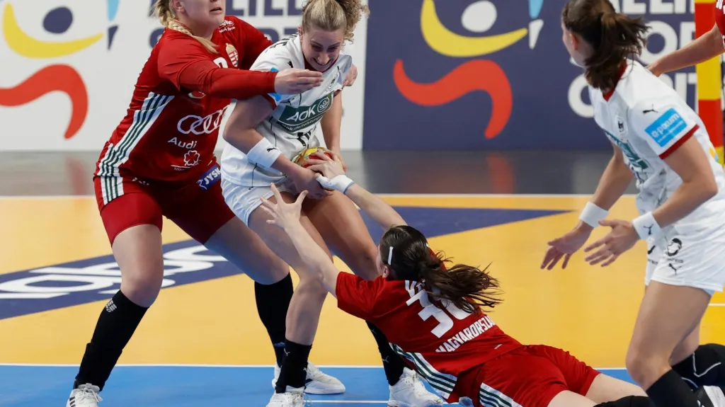 Utkání německých a maďarských házenkářek