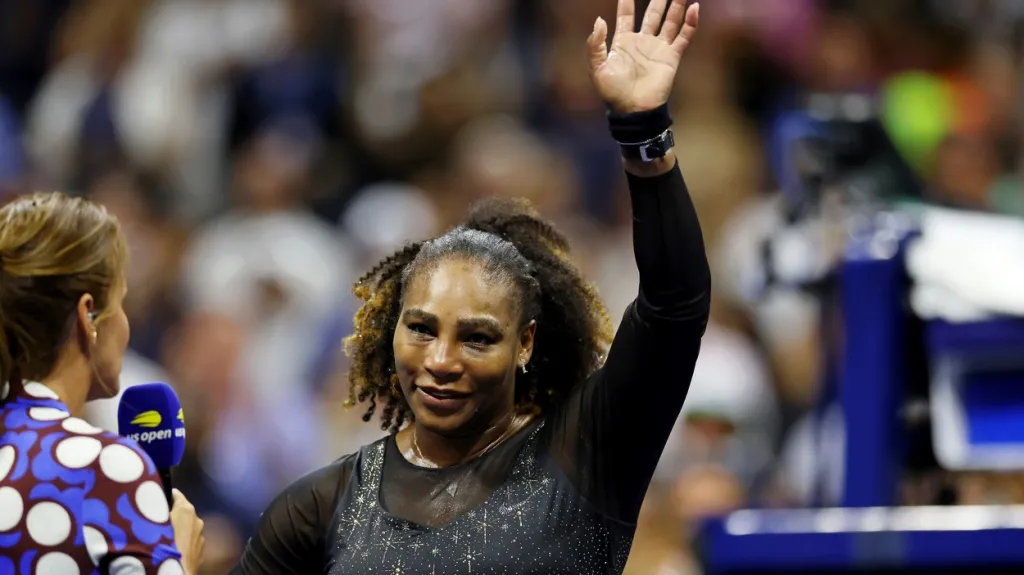 Serena Williamsová mává fanouškům