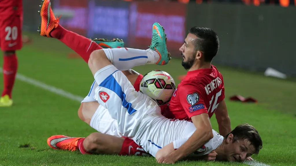 Václav Pilař (v bílém) v souboji o míč s tureckým Mehmedem Topalem