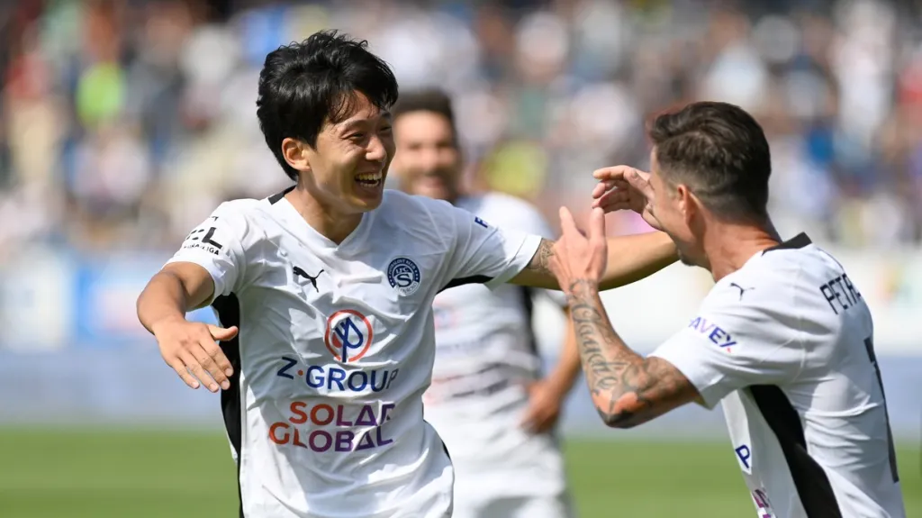 Kim Sung-pin a Milan Petržela oslavují gól Slovácka