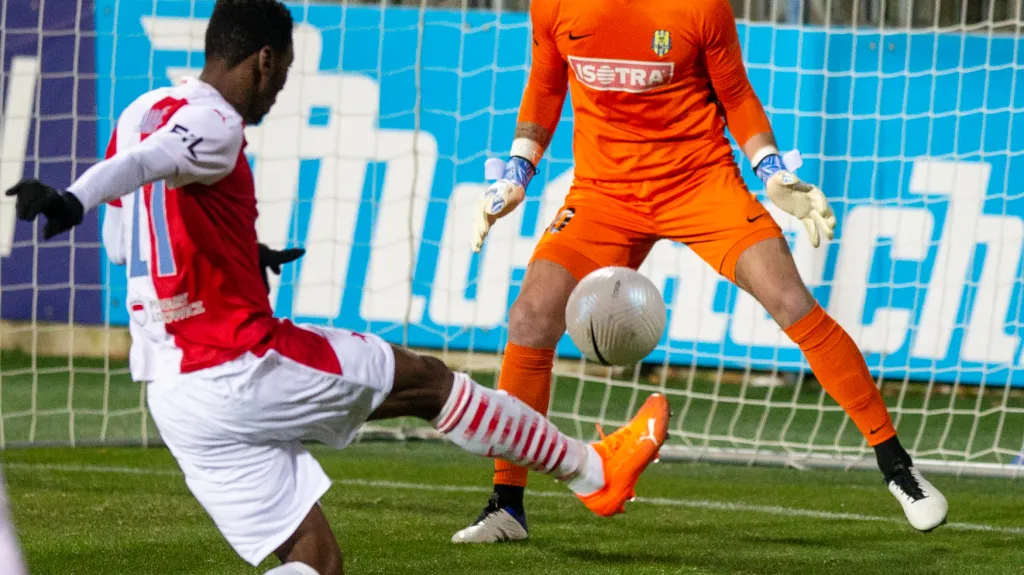 Ibrahim Traoré střílí na branku Opavy