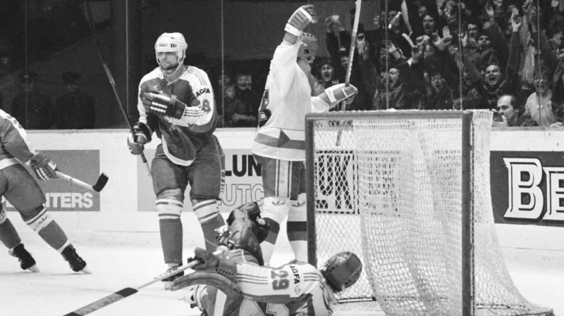 Jiří Šejba překonává kanadského brankáře Riggina