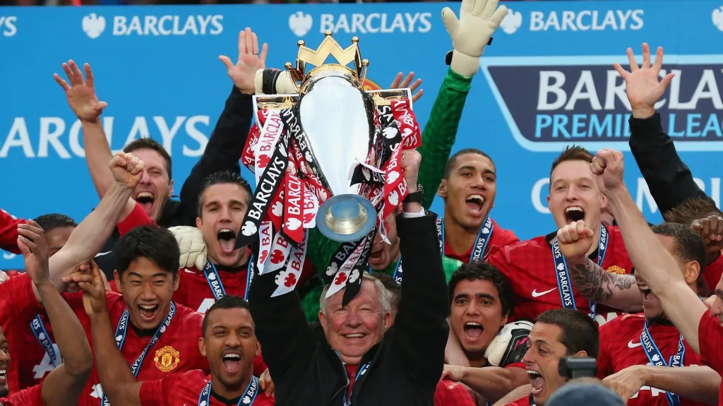 Slavící hráči Manchesteru United v čele se Sirem Alexem Fergusonem