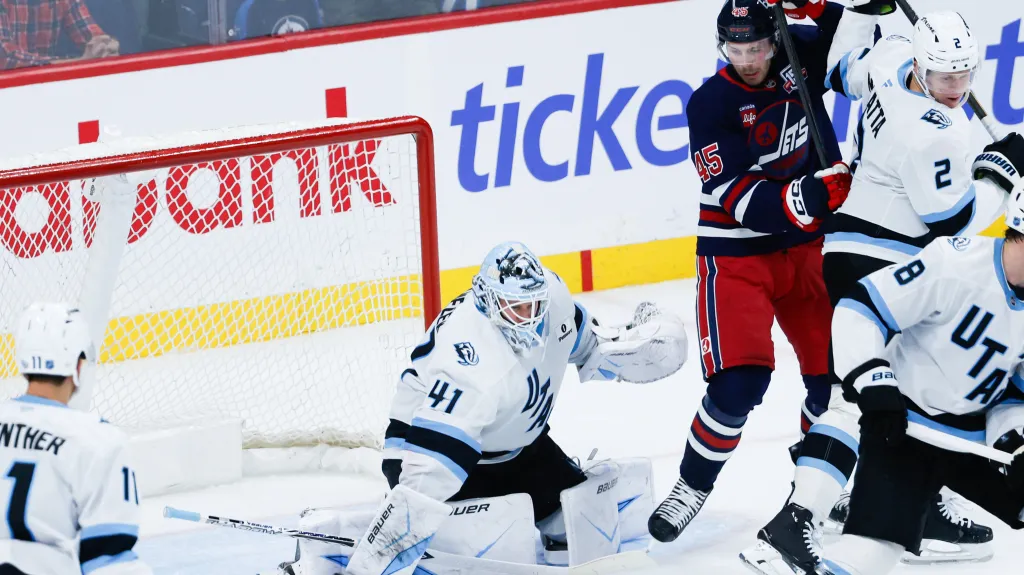 Vítek Vaněček v dresu Utahu proti Winnipegu