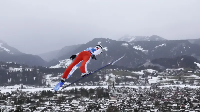 Turné v Oberstdorfu si z Čechů zaskáče jen Polášek, kvalifikaci vyhrál Kobajaši
