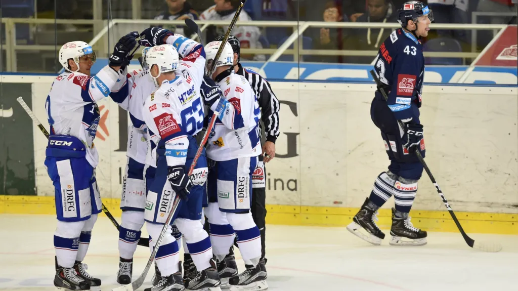 Radující se hokejisté Komety Brno