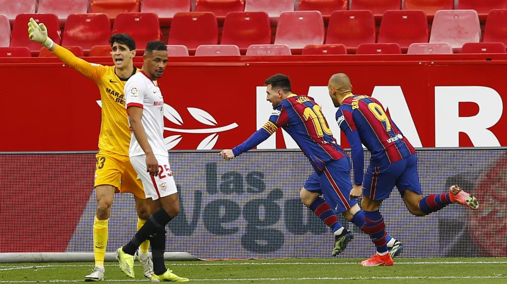 Lionel Messi z Barcelony se raduje z gólu do sítě Sevilly