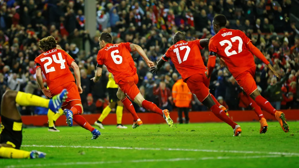 Slavící fotbalisté Liverpoolu