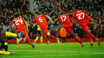 Slavící fotbalisté Liverpoolu