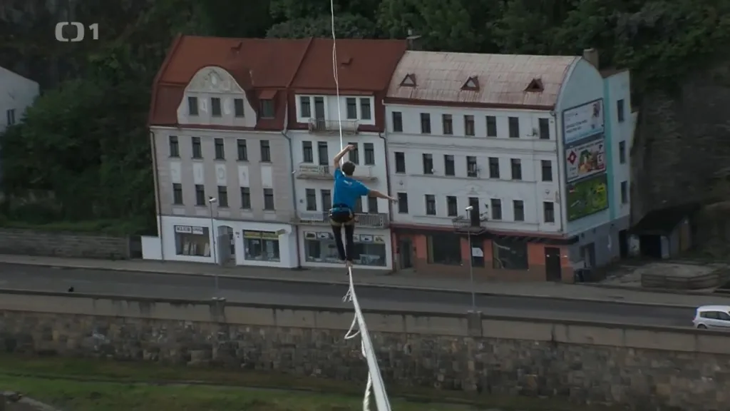 Danny Menšík se prošel nad Labem po laně