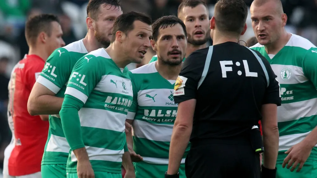 Fotbalisté Bohemians se nevěřícně baví se sudím