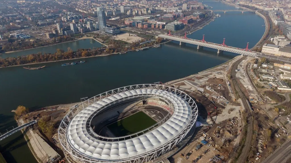 Zbrusu nový stadion leží na levém břehu Dunaje