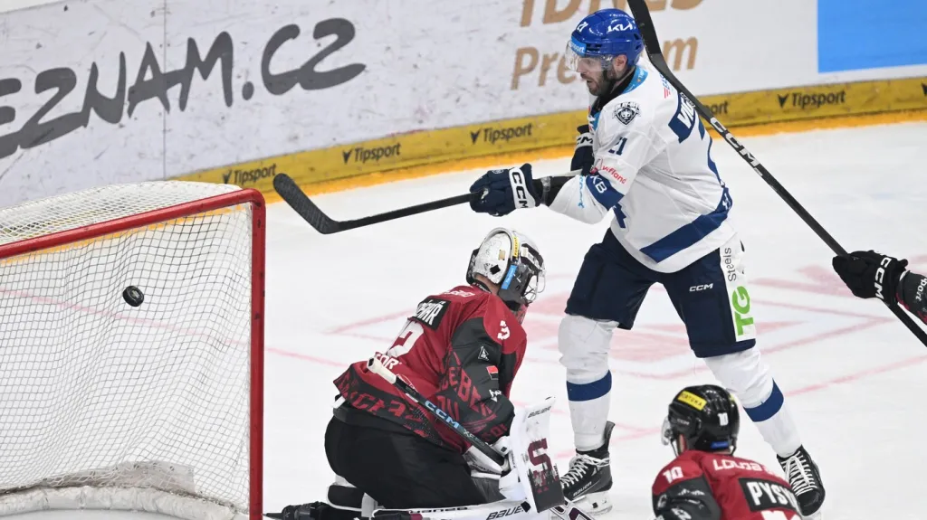 Brankář Sparty Josef Kořenář inkasuje v utkání proti Kladnu