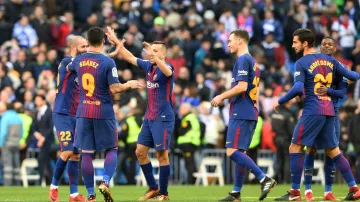 Hráči Barcelony se radují po výhře nad Realem