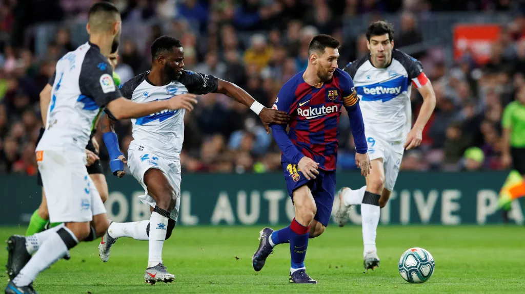 Lionel Messi uniká obraně Alavésu