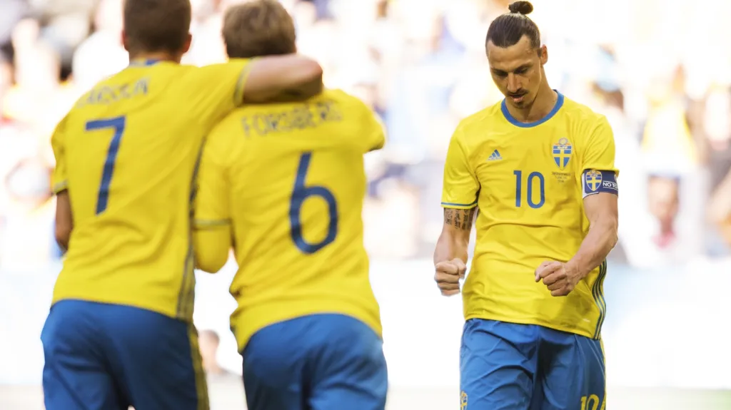 Zlatan Ibrahimovic (vpravo) se raduje z gólu se švédskými spoluhráči