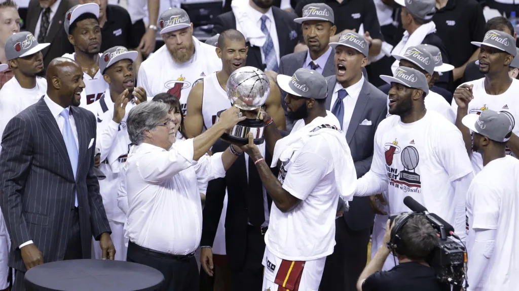 Basketbalisté Miami s trofejí pro vítěze Východní konference 2014