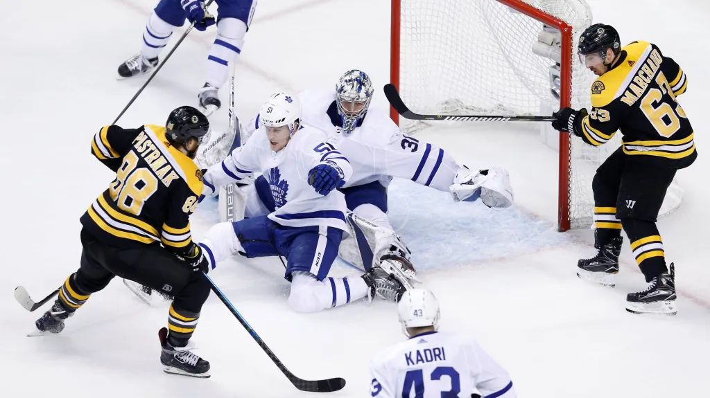 David Pastrňák z Bostonu právě střílí gól Torontu v sedmém utkání