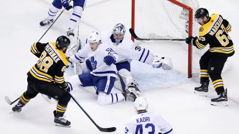David Pastrňák z Bostonu právě střílí gól Torontu v sedmém utkání