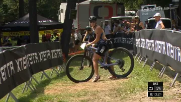 Vedoucí závodnice Grabmüller a Hedleyová v závěru prvního okruhu na kole zabloudily