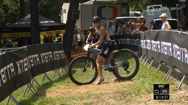 Vedoucí závodnice Grabmüller a Hedleyová v závěru prvního okruhu na kole zabloudily