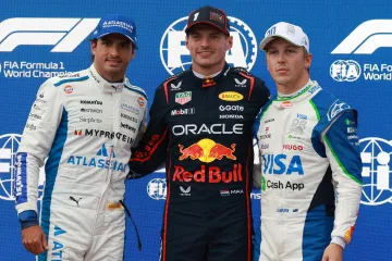 Nezvyklý obrázek po kvalifikaci v Baku: Carlos Sainz, Max Verstappen a Liam Lawson