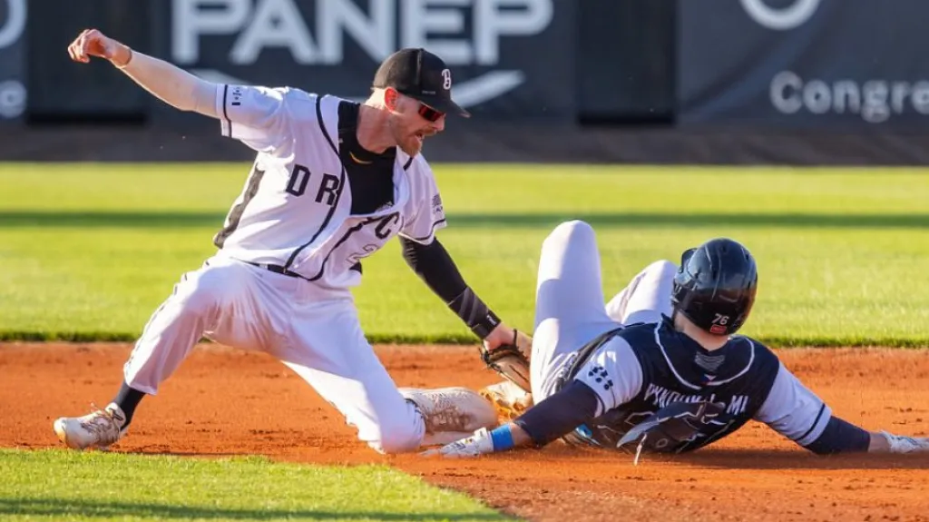 Vnitřní polař Draků Jakub Hajtmar při vyautování soupeře
