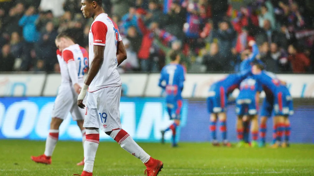 Fotbalisté Plzně (vpravo) slaví vítězný gól, Slávisté smutní