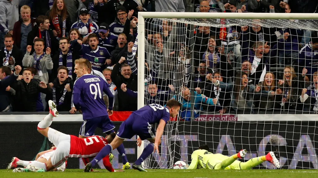 Leander Dendoncker vyrovnává na 1:1 proti Manchesteru United