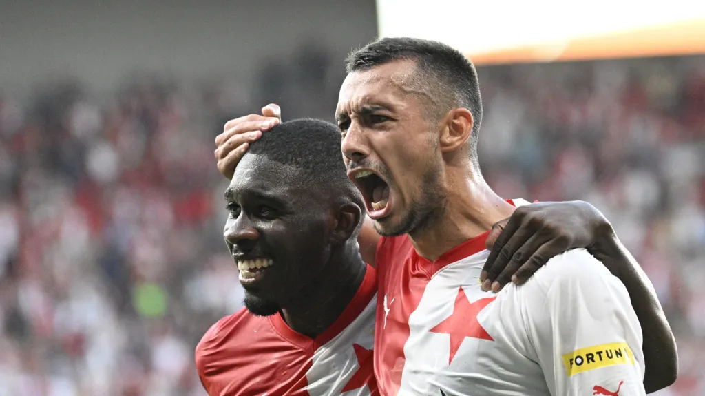 Ivan Schranz ze Slavie (vpravo) se raduje z gólu