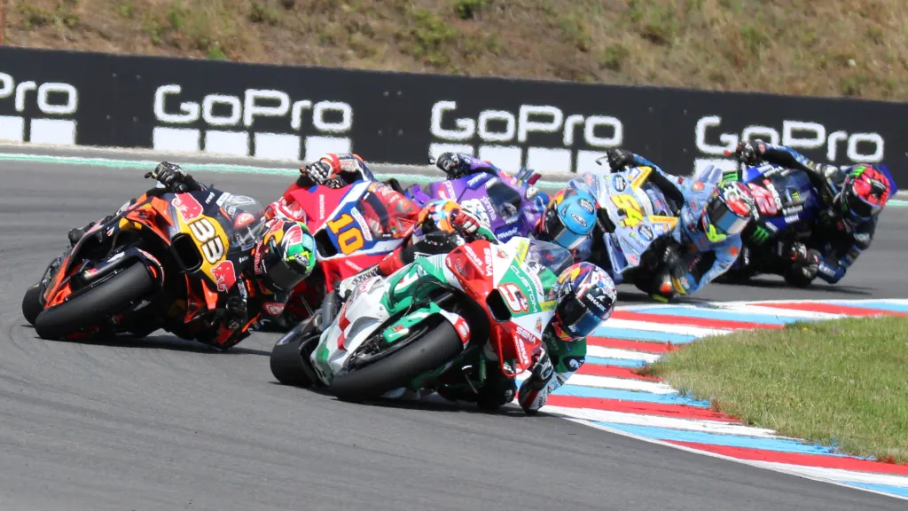 Kolo na kole aneb Johann Zarco, Brad Binder, Luca Marini, Miguel Oliveira, Fermin Aldeguer a Alex Rins